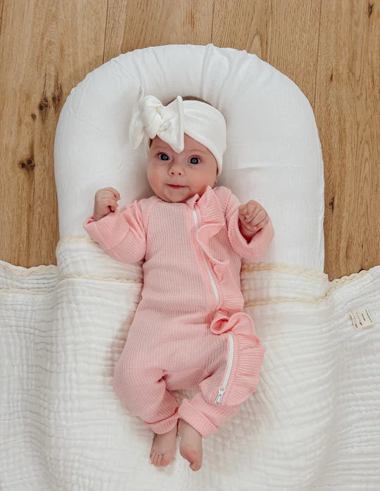 Lilla Hjärtat - Frill Zip Waffle Romper  | Pink